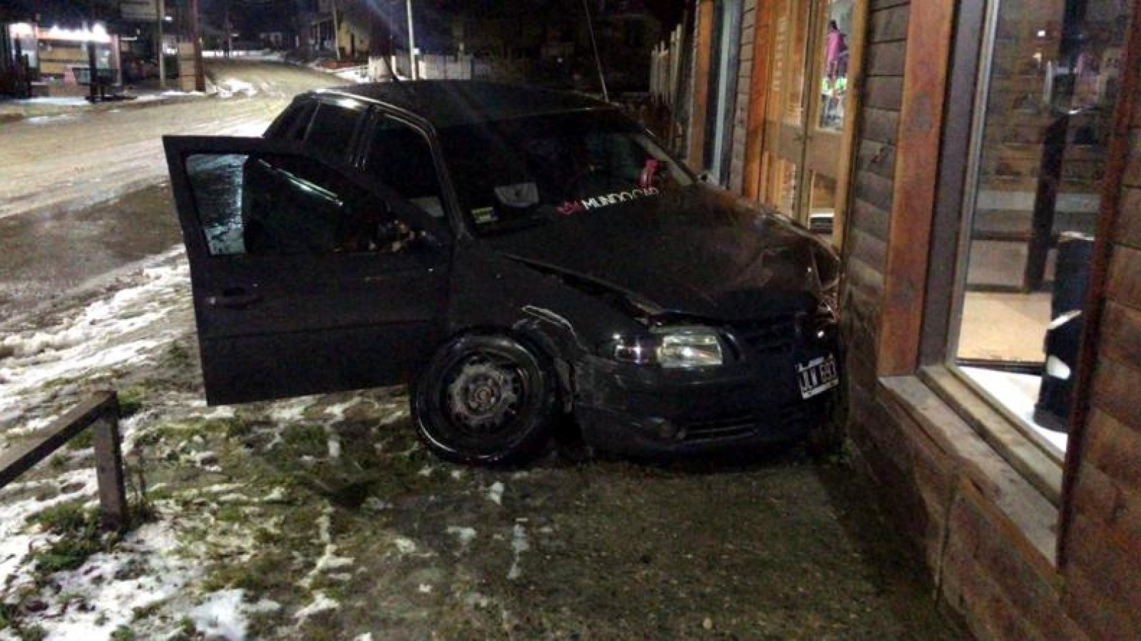 Alcoholizados, estrellaron el auto contra un comercio